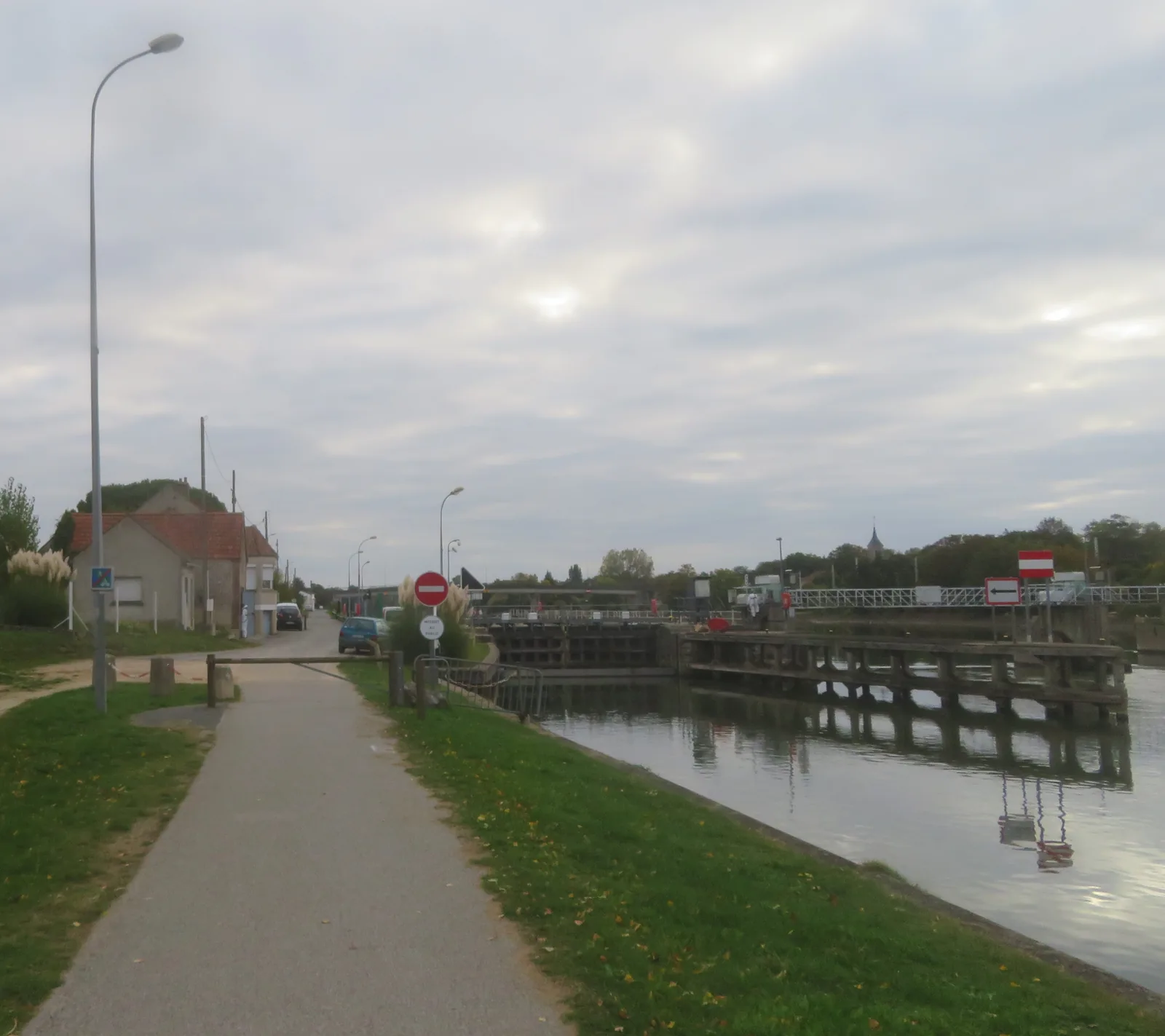 Barrage-écluse de Cannes-Écluse sur l'Yonne, ouvrage qui a donné son nom à la commune