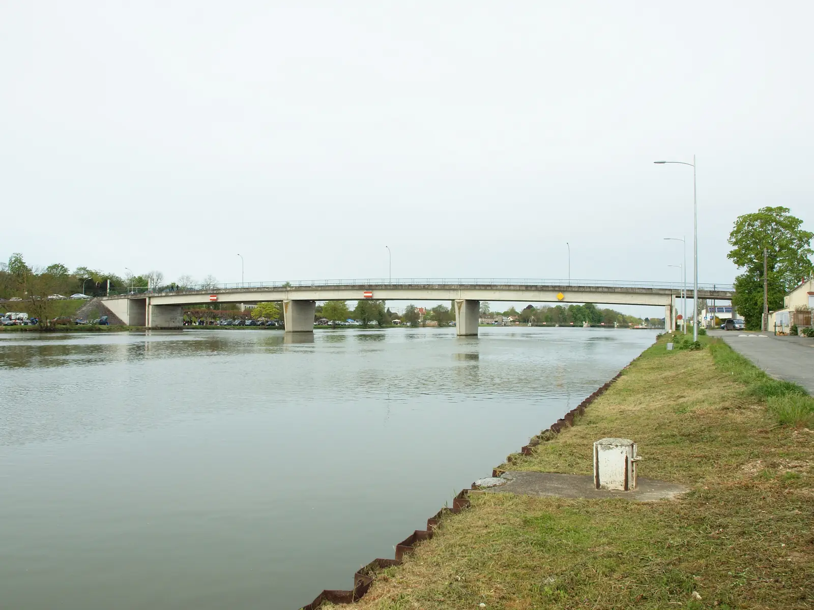 Pont sur l'Yonne à Cannes-Écluse, passage obligé vers Montereau