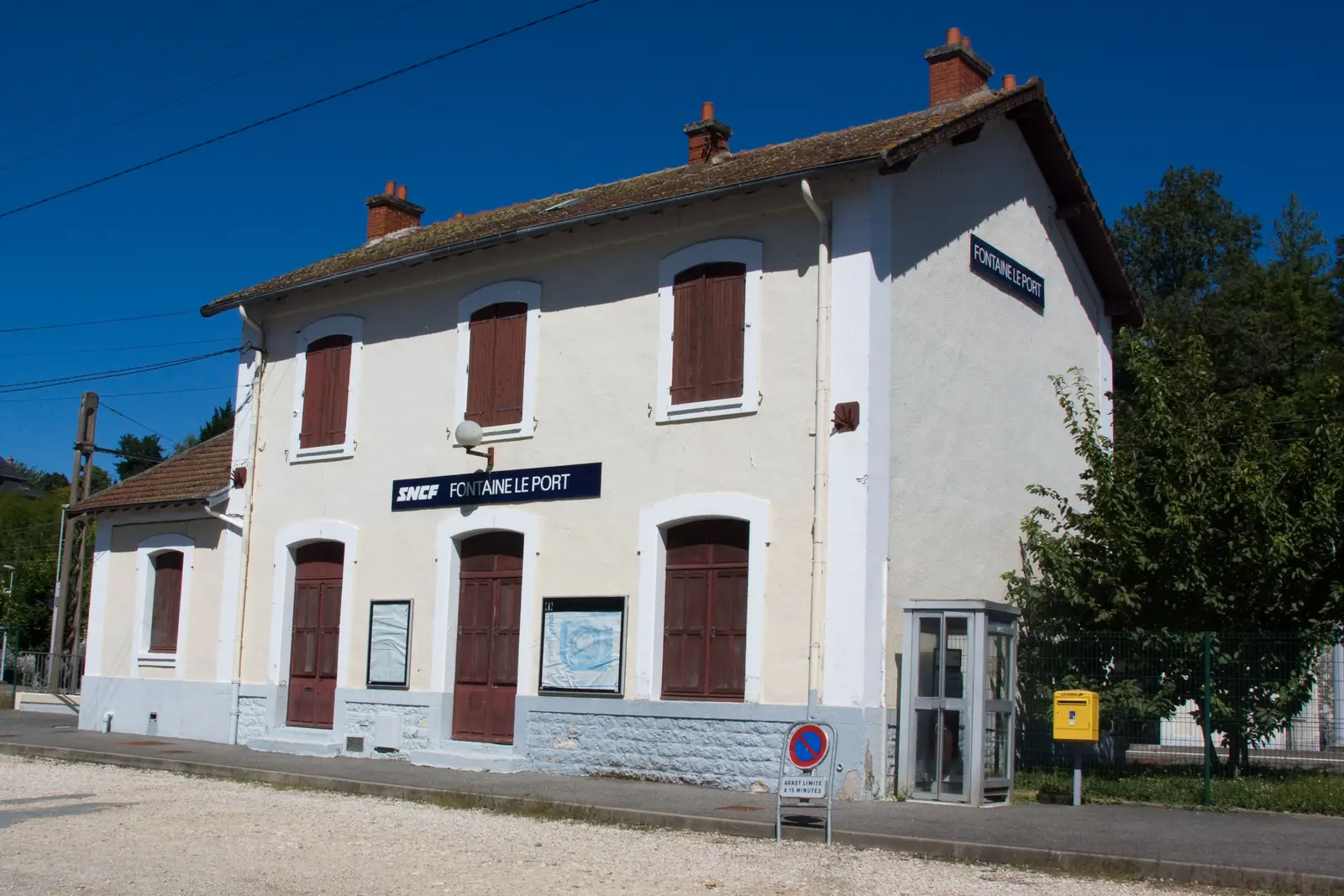 Halte ferroviaire de Fontaine-le-Port, desservie par les seuls omnibus Melun-Montereau