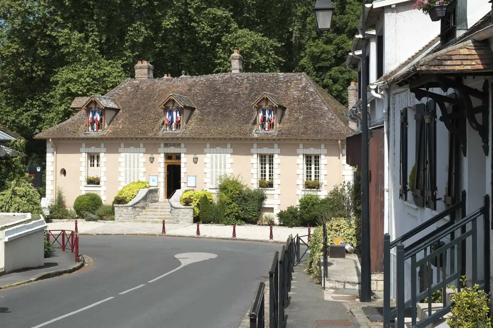Mairie de Fontaine-le-Port, village rural entre la Seine et la forêt domaniale