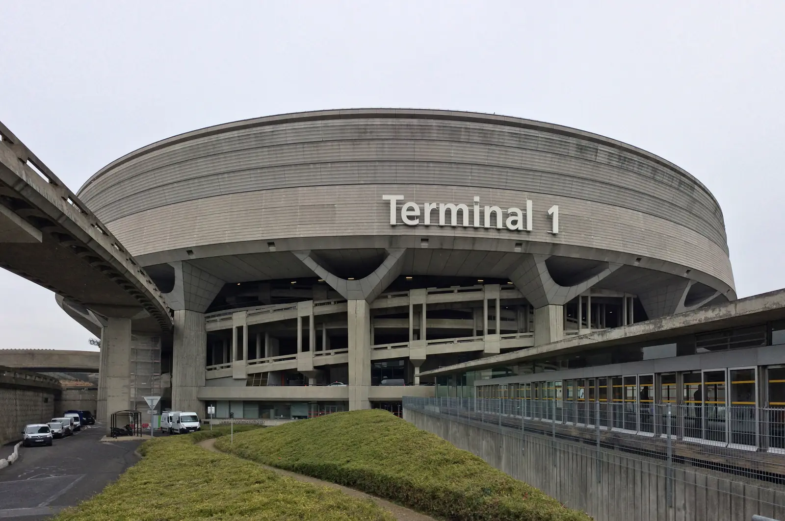 Terminal 1 de Roissy-Charles-de-Gaulle, à environ 1 h 15 de Fontainebleau