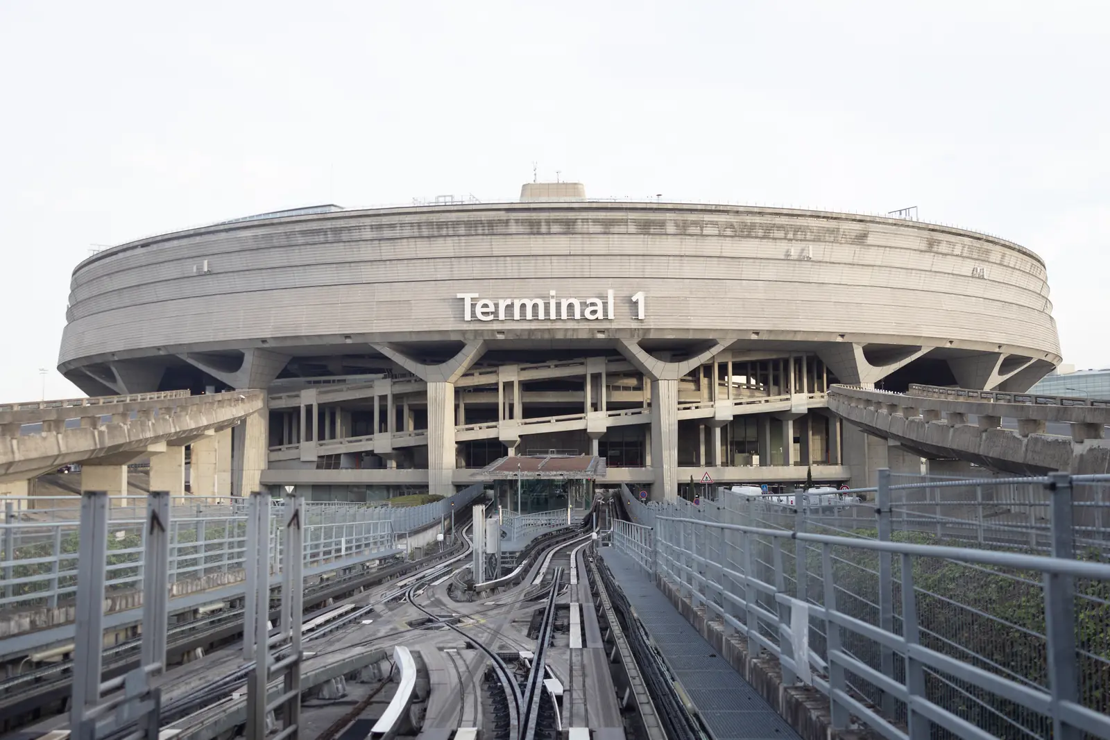 Satellites du terminal 1 de Roissy vus depuis la passerelle d'accès