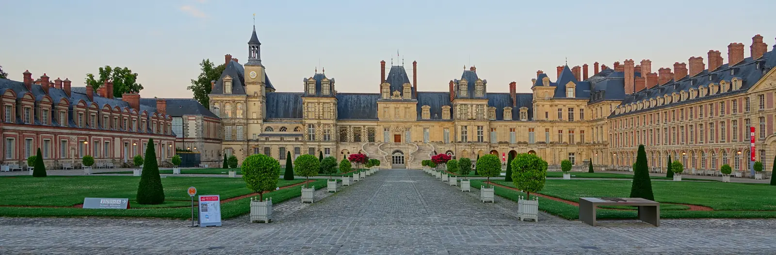 Façade du château de Fontainebleau, classé au patrimoine mondial de l'UNESCO