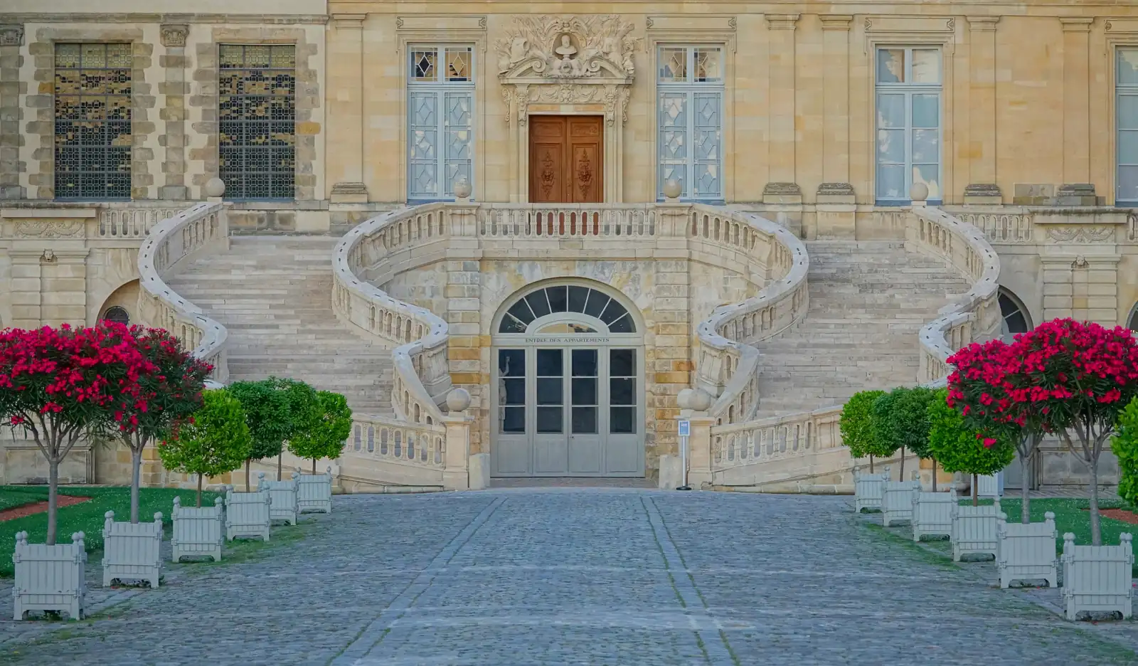 Escalier en fer à cheval du château de Fontainebleau, entrée de la cour d'honneur