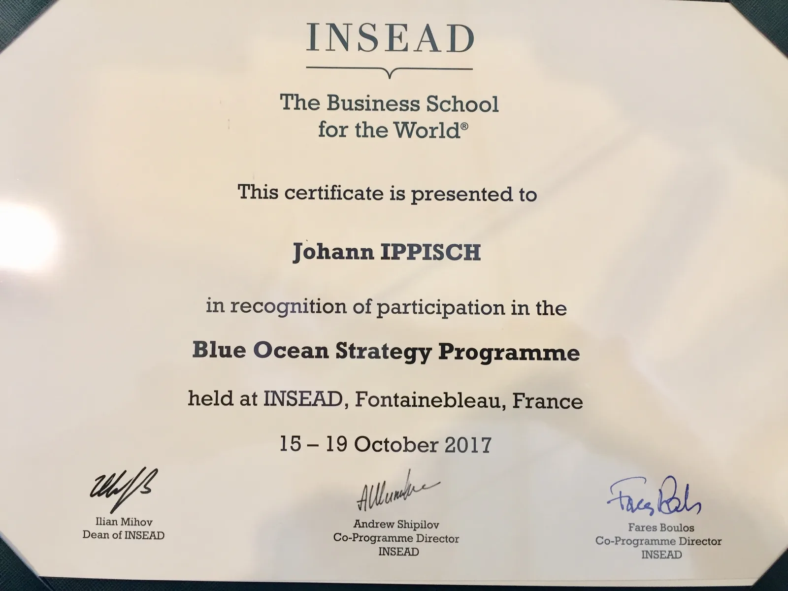 Bâtiments de l'INSEAD à Fontainebleau, desservis sans transport en commun direct