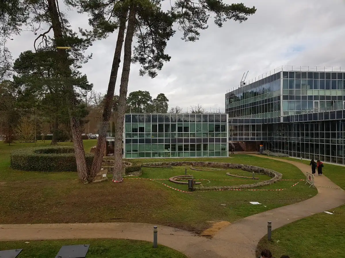 Campus de l'INSEAD à Fontainebleau, en lisière de forêt