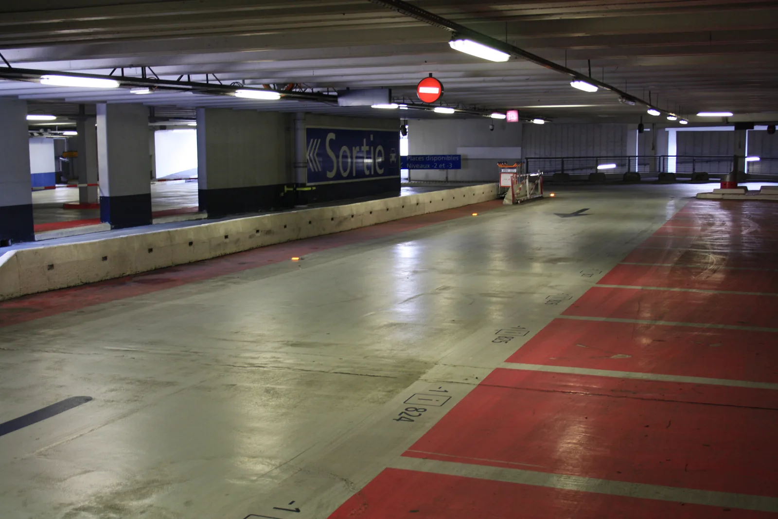 Aérogare d'Orly Ouest, à une heure de route de Fontainebleau