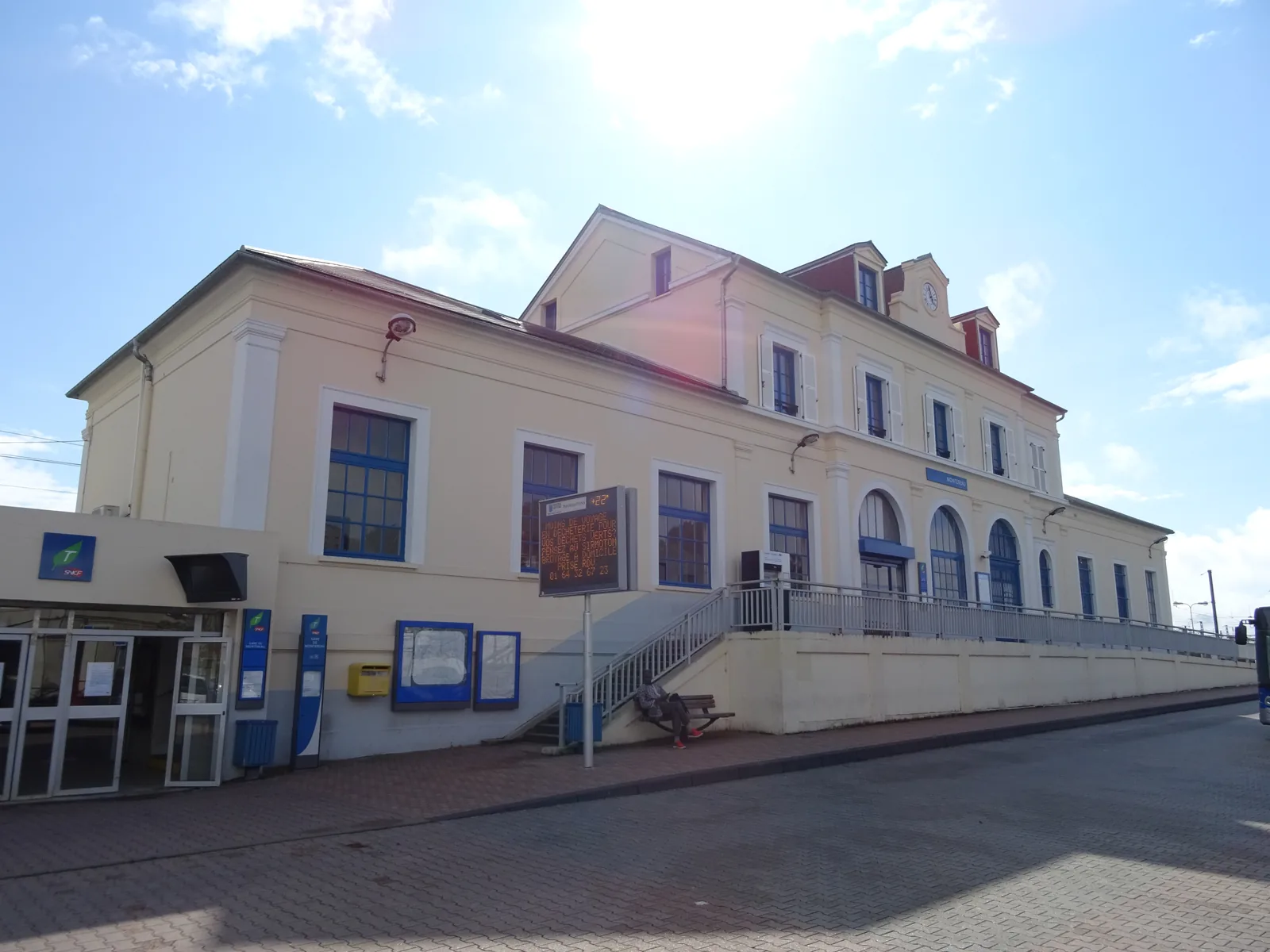 Bâtiment voyageurs de la gare de Montereau, arrêt des trains R vers Paris