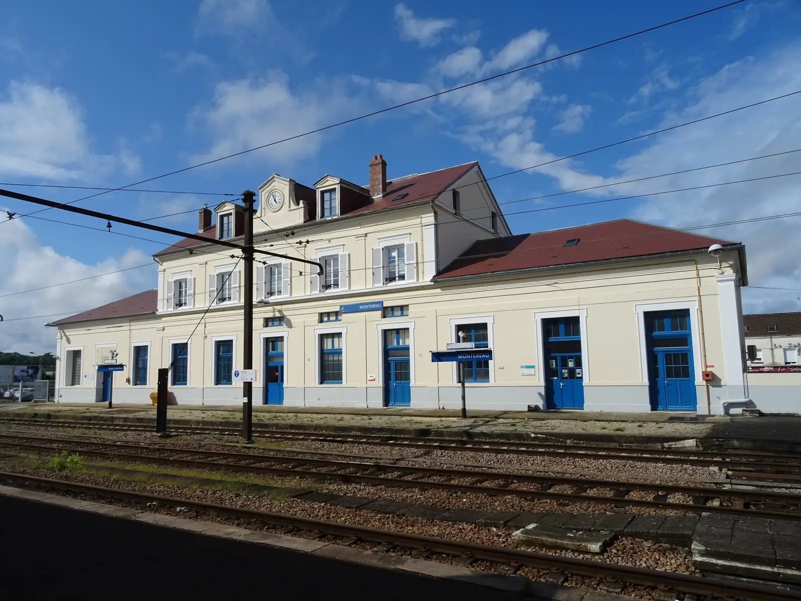 Quai central de la gare de Montereau, vu vers le bâtiment voyageurs