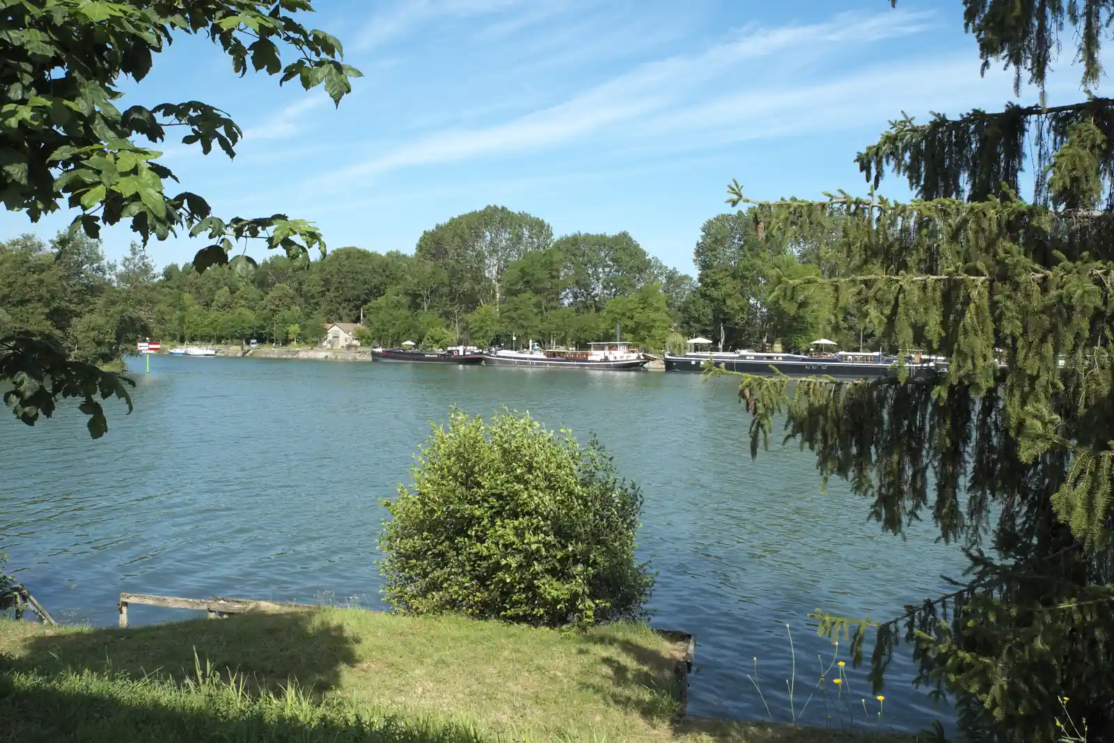 Berge de la Seine à Héricy, face à Samois, sans pont entre les deux rives