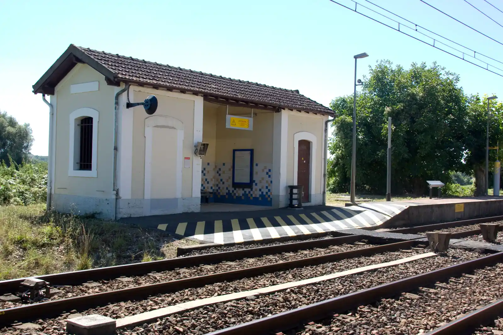 Halte ferroviaire de La Grande-Paroisse, éloignée de la plupart des hameaux