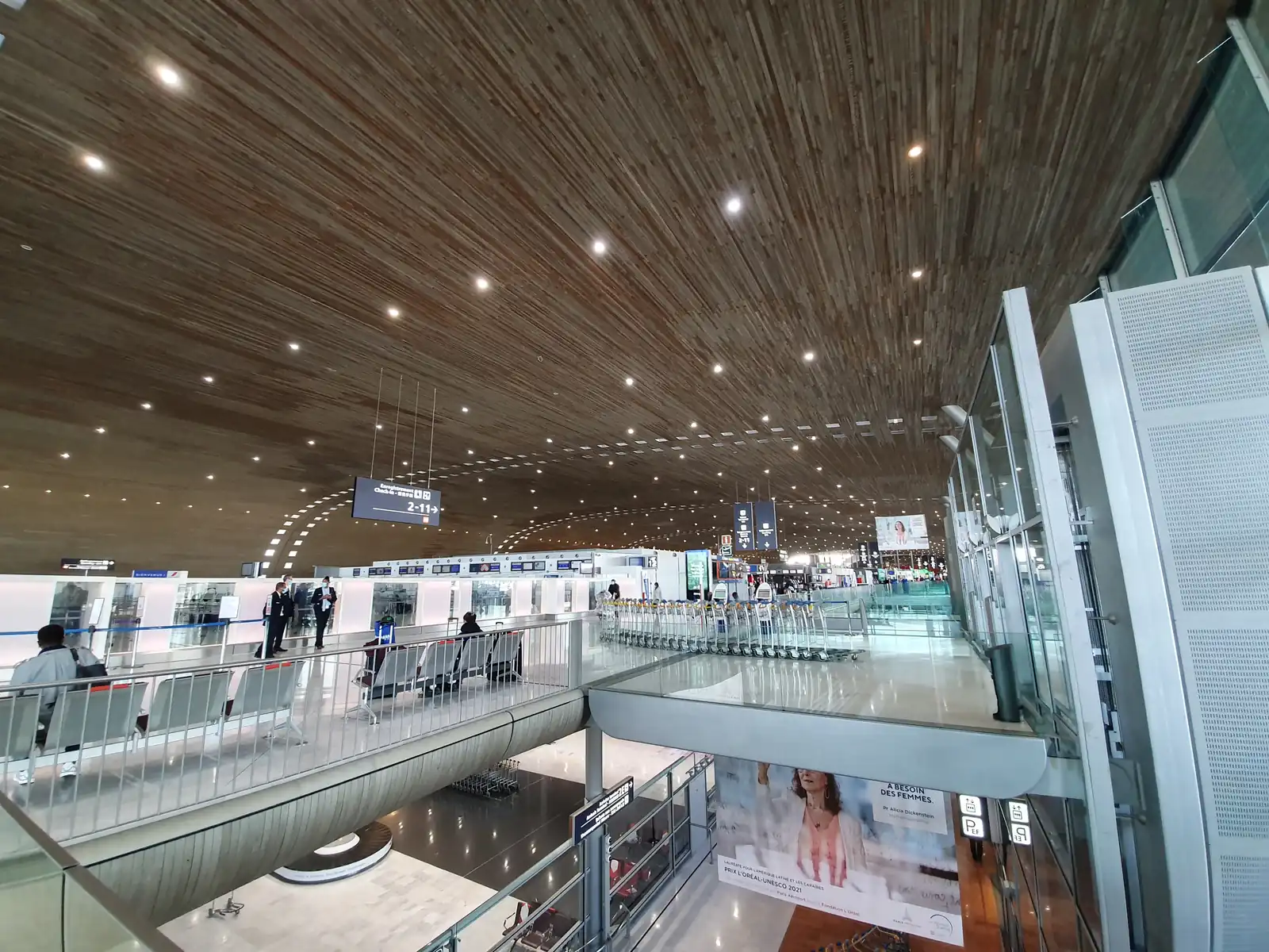 Terminal 2E de Roissy-Charles-de-Gaulle, hall des départs long-courriers