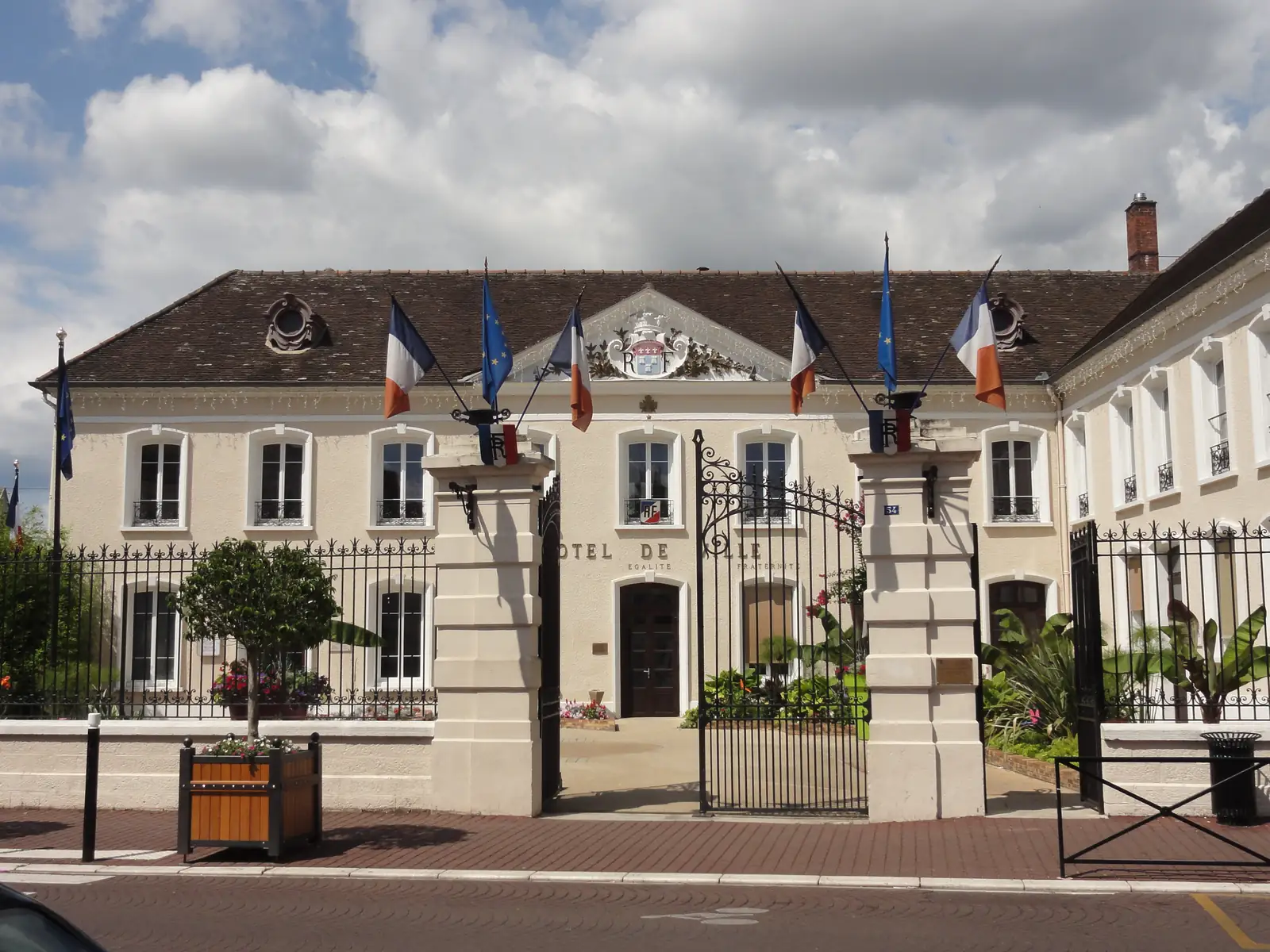 Hôtel de ville de Montereau-Fault-Yonne, dans la ville basse au bord de l'Yonne