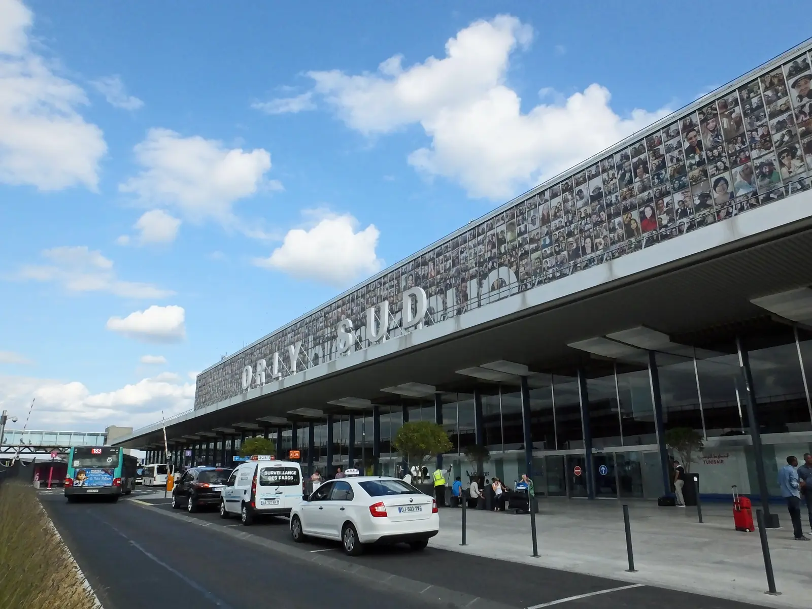Façade du terminal d'Orly côté dépose-minute, point de prise en charge des taxis
