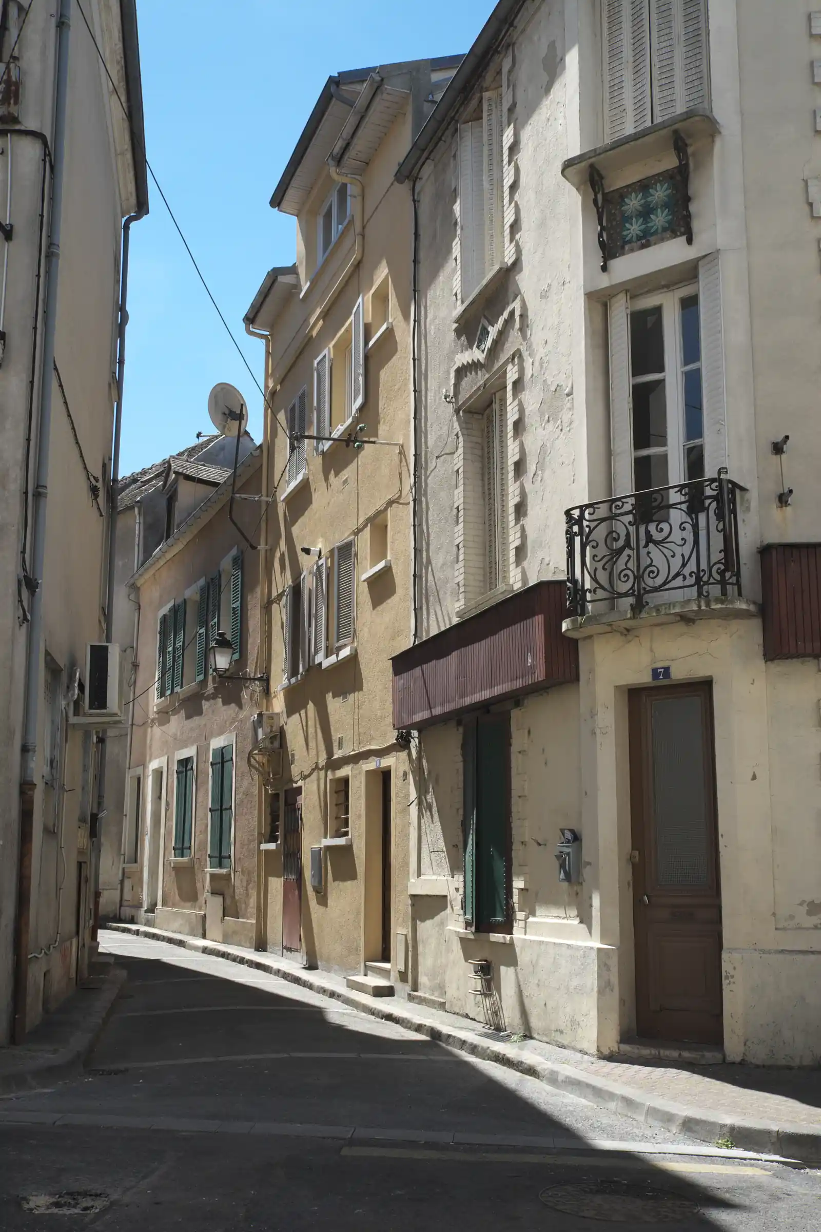Rue commerçante du centre de Montereau-Fault-Yonne, desservie de jour comme de nuit