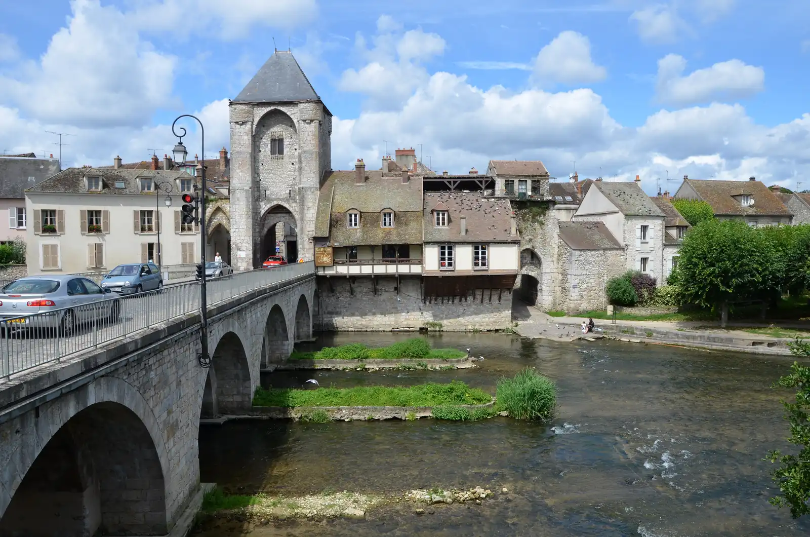 Pont de Moret-sur-Loing et porte de Bourgogne, entrée fortifiée de la cité médiévale