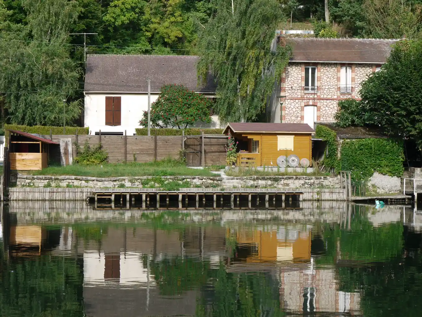 Le Loing traversant Nemours, à l'entrée du Gâtinais en Seine-et-Marne