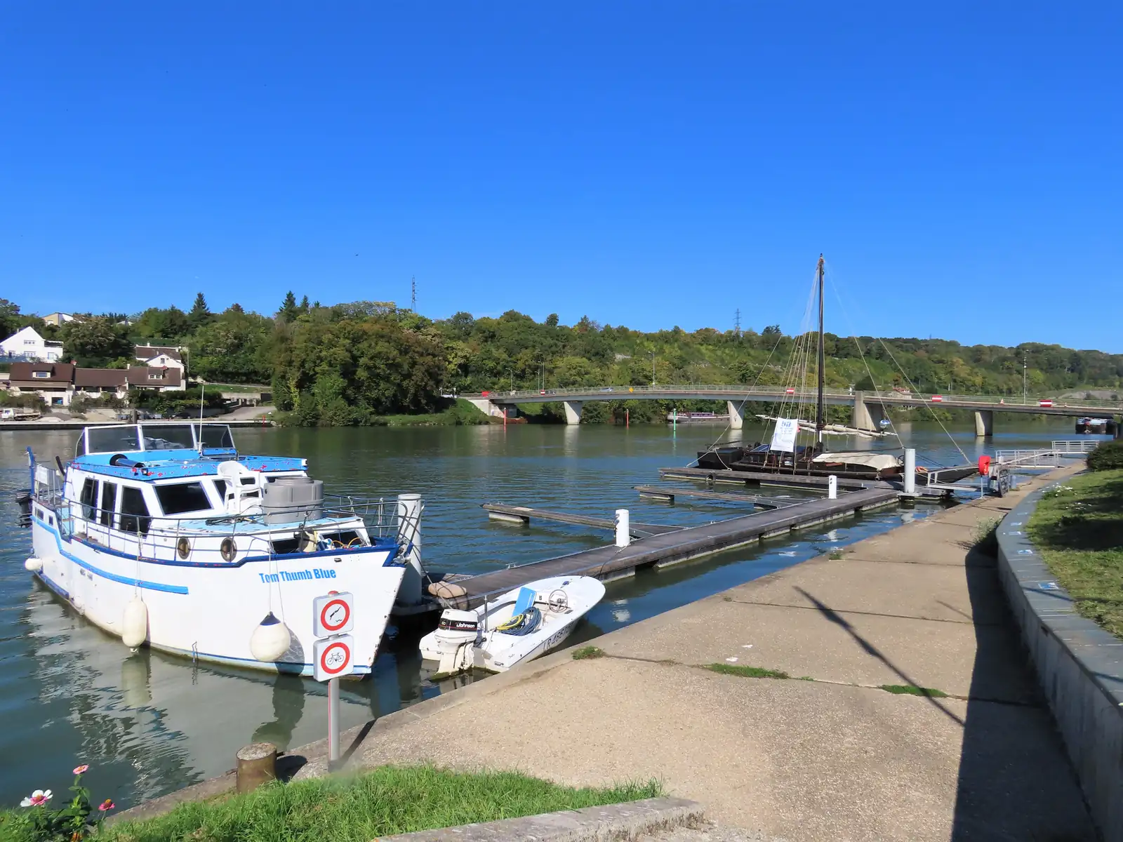 Péniches amarrées au port de Saint-Mammès, au confluent du Loing et de la Seine