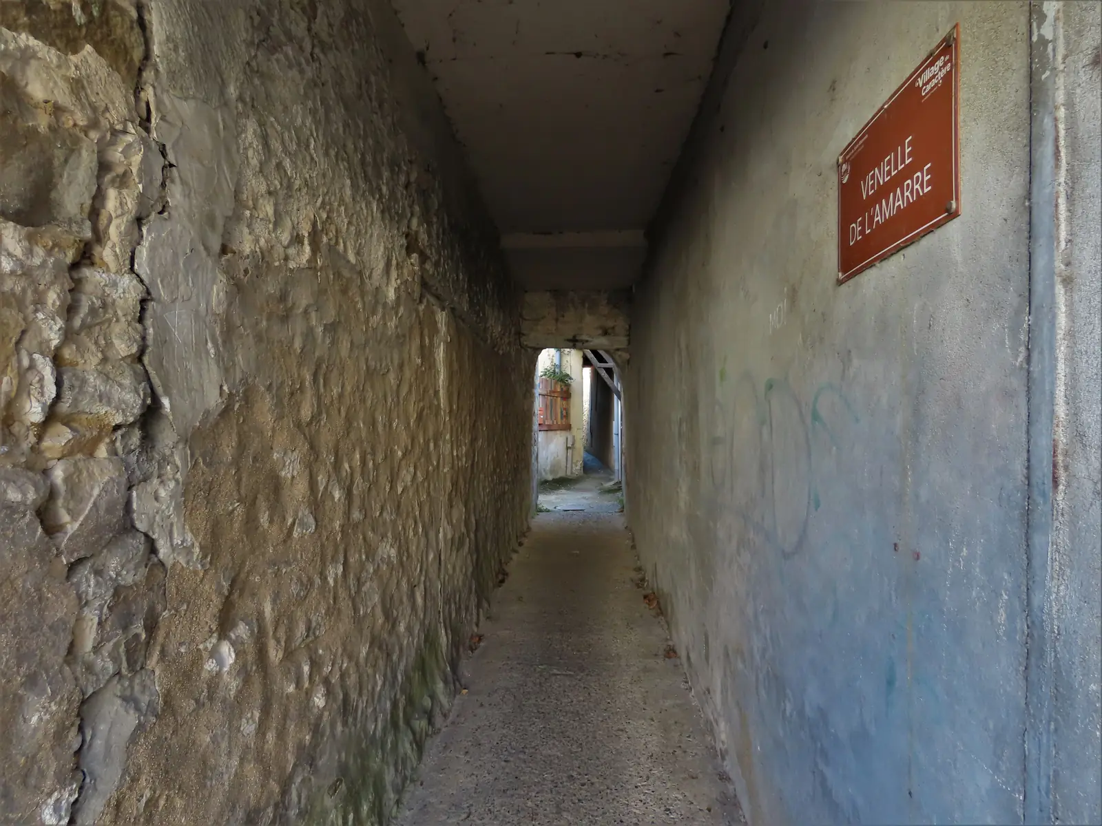 Venelle de l'Amarre à Saint-Mammès, ruelle étroite du village de mariniers