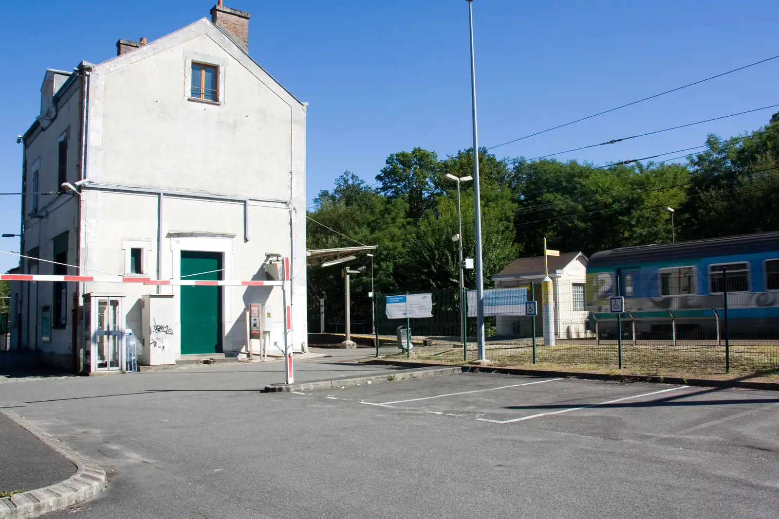 Halte ferroviaire de Thomery, située à 1,5 km du bourg sur la commune de Fontainebleau