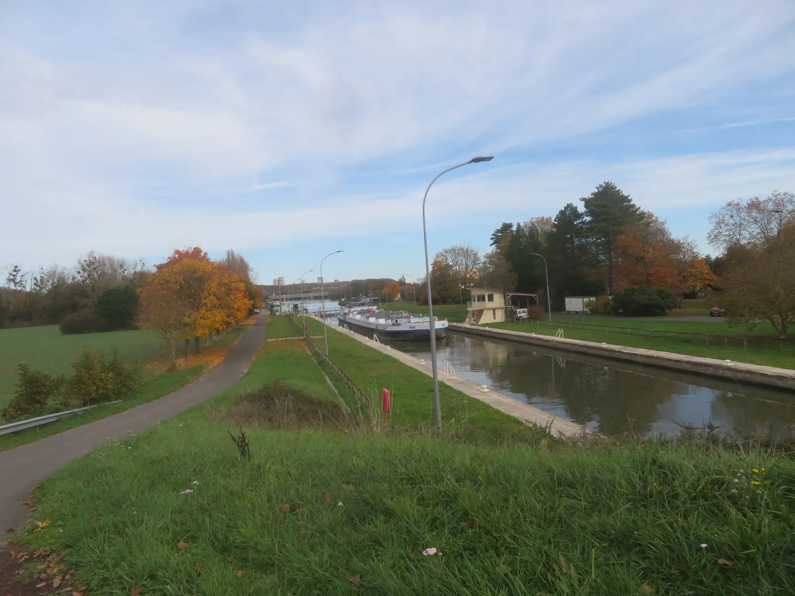 Écluse de Varennes-sur-Seine sur le cours du fleuve, à l'est de Montereau