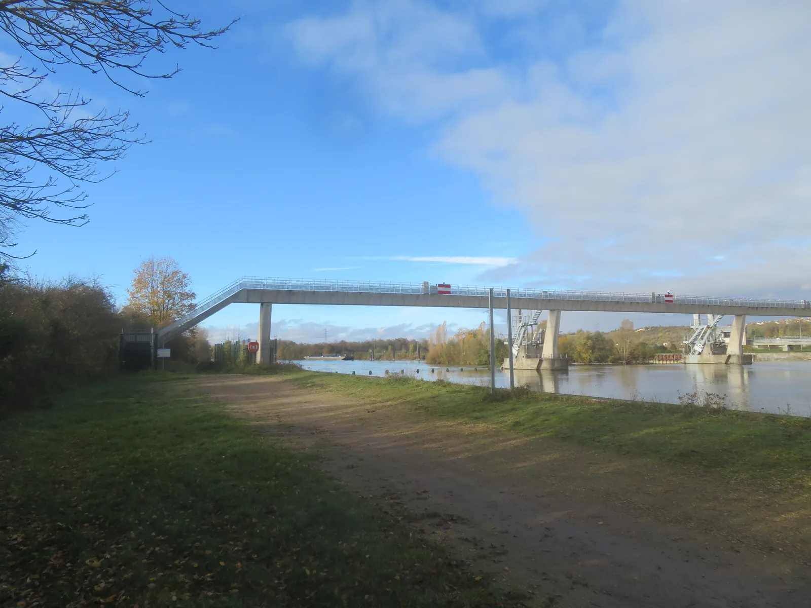 Passerelle métallique franchissant l'écluse de Varennes-sur-Seine, rive gauche