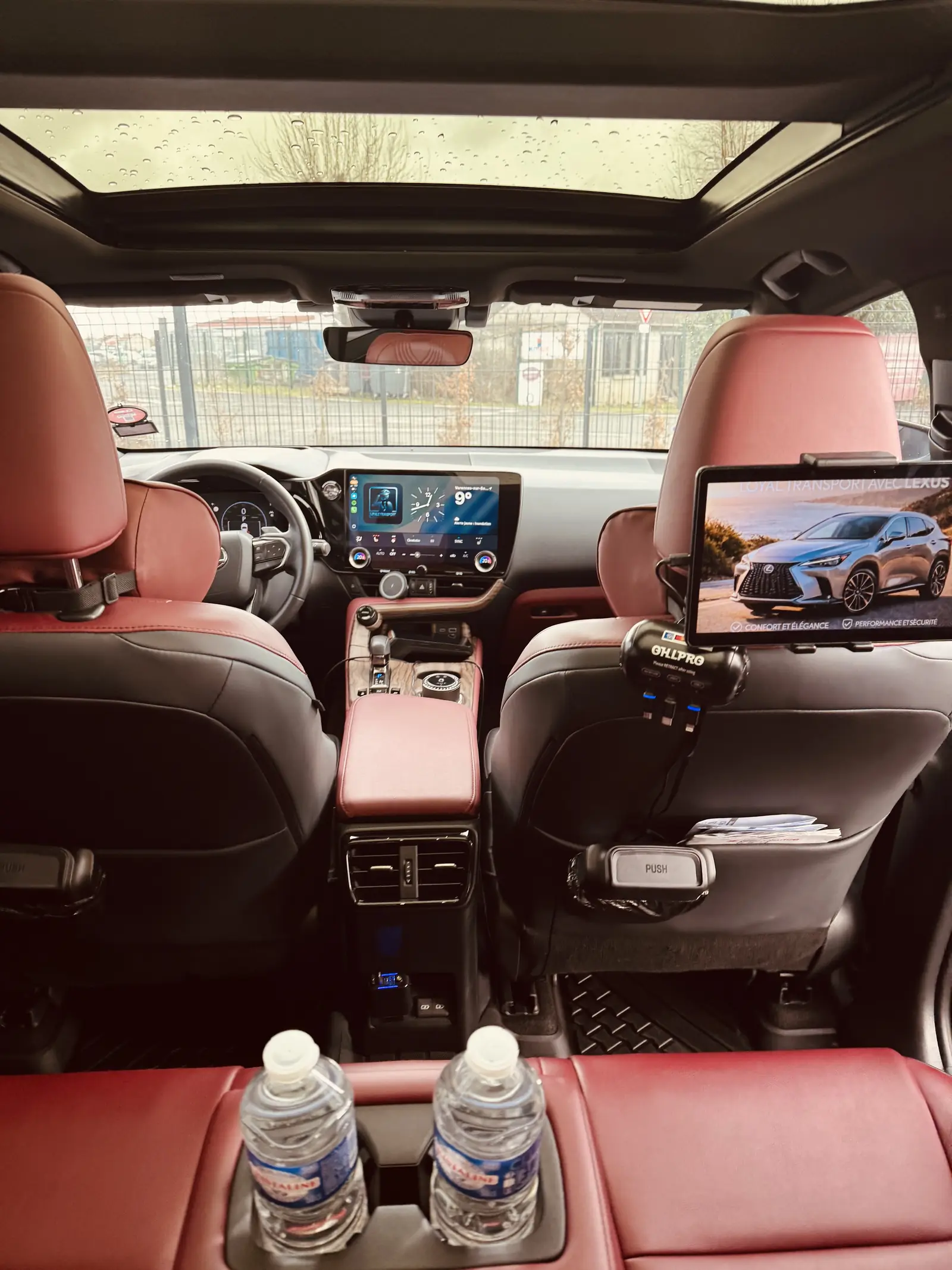 Habitacle du taxi vu depuis la banquette arrière, toit ouvrant panoramique et tablette pour les passagers