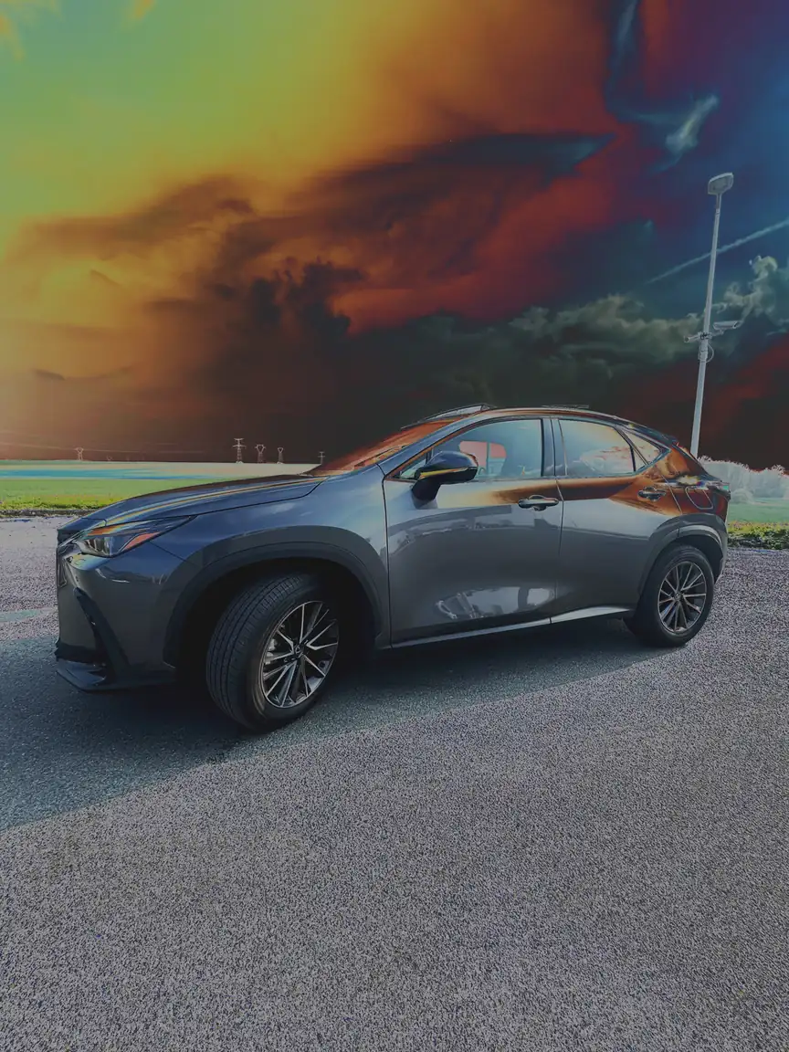 Le taxi VTC de Loyale Transport vu de profil, stationné en extérieur